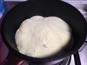 倒入奶粉迅速搅拌均匀