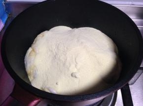 倒入奶粉迅速搅拌均匀