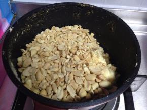 倒入花生碎搅匀