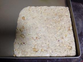 快速倒入不沾盘，趁热快速擀成厚片，把四边整理齐待凉