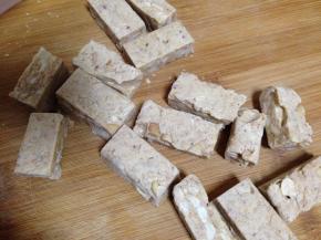 待凉后切成条，再切块