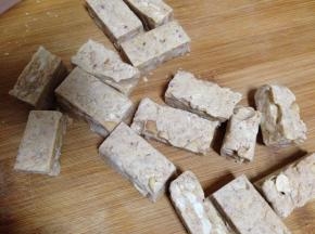 待凉后切成条，再切块
