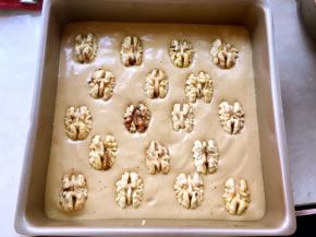 表面装饰上适量的核桃，喜欢吃的可以多装饰点