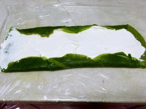 将两边如图掀起，之后从一边像另外一边卷起