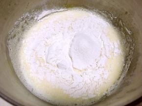 过筛低筋面粉搅拌均匀