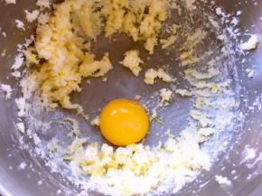 加入一颗蛋黄打发均匀