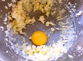 加入一颗蛋黄打发均匀