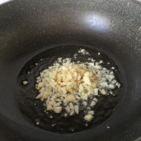 热锅冷油把油烧热关火倒入蒜蓉