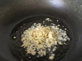 热锅冷油把油烧热关火倒入蒜蓉