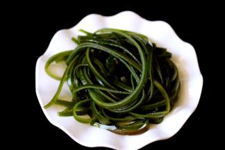 新鲜海带洗净后用刀切成丝