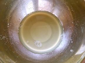 之后挤出将柠檬对半切开，挤出75克柠檬汁，过滤掉果肉跟籽