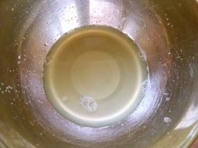 之后挤出将柠檬对半切开，挤出75克柠檬汁，过滤掉果肉跟籽