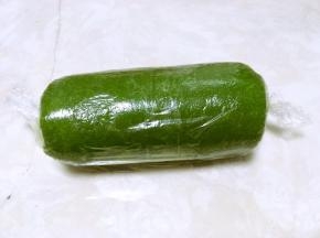 卷好后，用保鲜膜包裹好，两边收口卷紧，冰箱冷藏半个小时定型