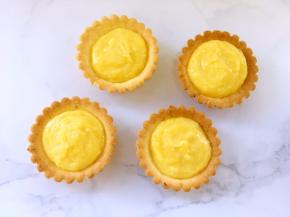 裱花袋口剪个适量大小的口，将柠檬凝乳挤在凉透的挞皮内即可食用，酸酸甜甜的，特别好吃