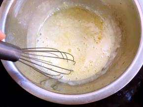 鸡蛋打散，一点点加入到柠檬糖浆内，边加入边搅拌