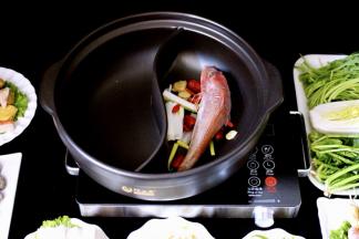 放入洗净的红蟹鱼加入适量清水