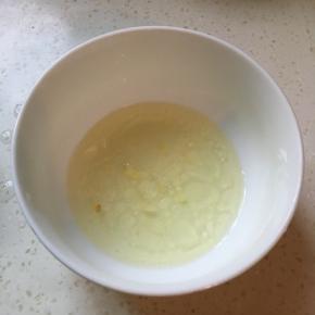 倒出蒸好的金针菇汤汁