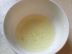 倒出蒸好的金针菇汤汁