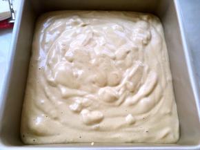 我用的方形模具，将翻拌好的面糊倒入模具内，之后轻轻磕一下，震出表层气泡