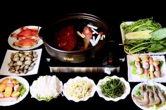 盖上锅盖大火煮沸后、加入适量盐和味精调味