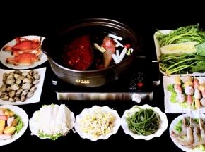 盖上锅盖大火煮沸后、加入适量盐和味精调味