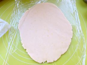 取出松弛好的面团，底下铺保鲜膜，上面盖保鲜膜擀成0.3.4厘米厚的片