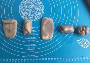 擀开，卷起，再擀开，再卷起，最后对折（如图从左到右）