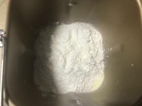 除豆沙、黄油之外所有的材料放入面包机里，避免糖和盐接触到酵母。