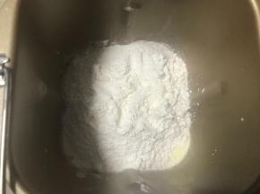 除豆沙、黄油之外所有的材料放入面包机里，避免糖和盐接触到酵母。
