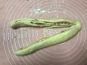从中间切开，顶部不要切断。