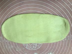 面团再次排气擀成椭圆形。