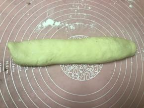 抹上豆沙卷起。