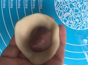 油皮擀开包住油酥面团，收口