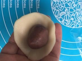 油皮擀开包住油酥面团，收口