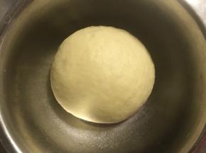 整理好面团盖上保鲜膜。