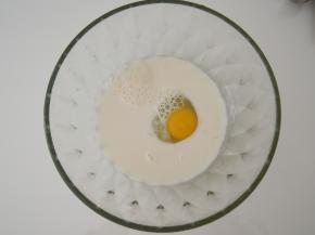鸡蛋磕入碗中，加入牛奶。
