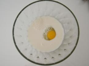 鸡蛋磕入碗中，加入牛奶。