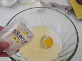 加入沙拉酱，搅拌均匀。