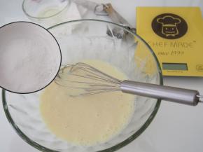 加入细砂糖，充分搅拌融化。