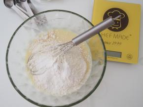 筛入低筋面粉和泡打粉，切拌均匀。