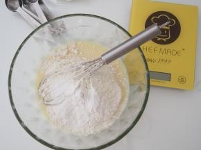 筛入低筋面粉和泡打粉，切拌均匀。
