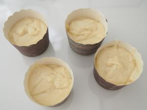 将面糊倒入纸杯中，七分满即可。