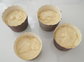 将面糊倒入纸杯中，七分满即可。