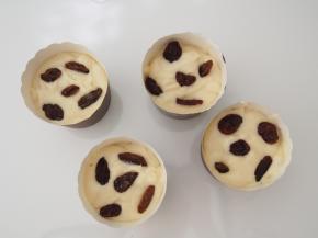 表面放上提子干，烤箱中层上下火，170度，30分钟左右熟透即可。