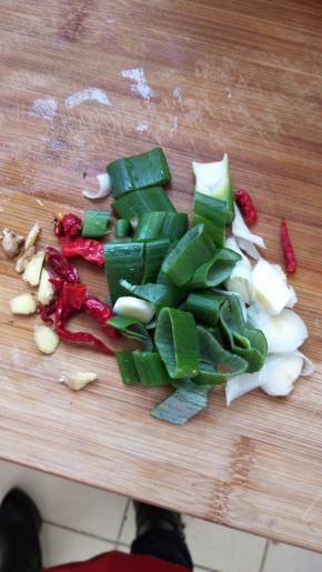 备好葱姜蒜和辣椒