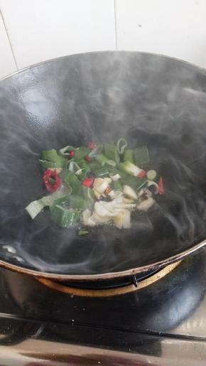 热锅入油炒香作料