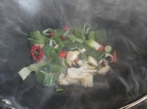 热锅入油炒香作料