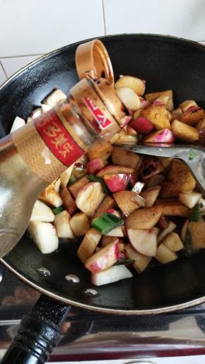 加入酱油和盐入味