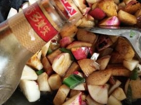 加入酱油和盐入味