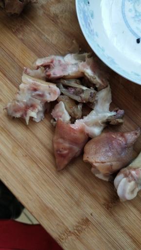 猪蹄子切成小块